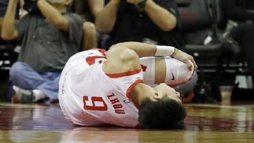 火箭队季前赛，中国球员周琦左膝受伤坐轮椅离场