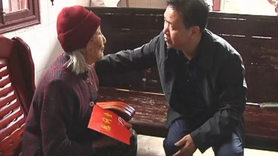 平远县委县政府领导走访慰问19位百岁老人