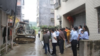 堆放砖块阻碍他人通行，丰顺法院强制执行排除妨害