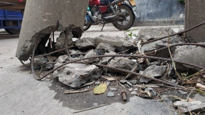 水泥杆断裂至少1年无人理，摇摇欲坠…定位：梅城黄塘路