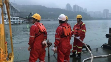 重庆坠江公交车黑匣子打捞出水 已交给公安部门