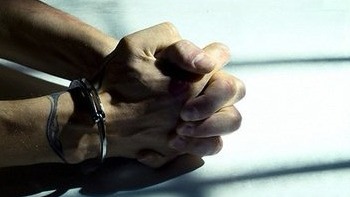 拥有两套房月入过万，男子自觉生活困难将女儿遗弃医院