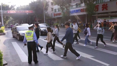 成人高考今明两天举行，梅州交警全力以赴为考生护航