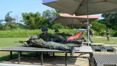 台军士兵打靶头顶阳伞下趴软垫，台网友群嘲“少爷兵”
