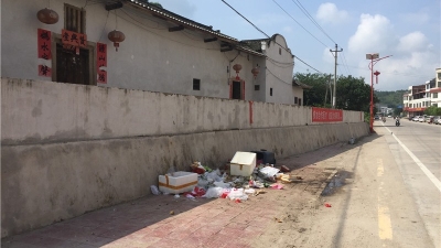 臭气熏天！兴宁路边垃圾随意流浪，无家可归
