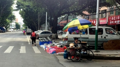 无语！梅城这个地方的摊贩，放着临时摆卖点不去继续占道经营…