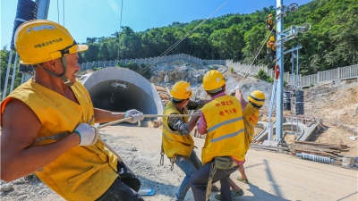 汗水浇灌“高铁速度”！致敬梅汕高铁建设者们