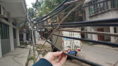 又见“大蛇哥”！梅江区特殊学校附近多根线缆脱落下垂