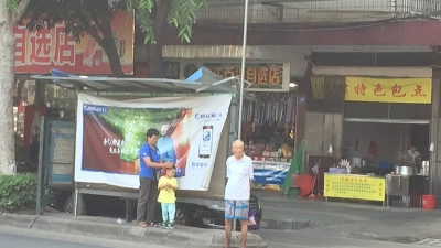 支架脱落 广告镜失踪...梅城东山大道多处公交站受损严重