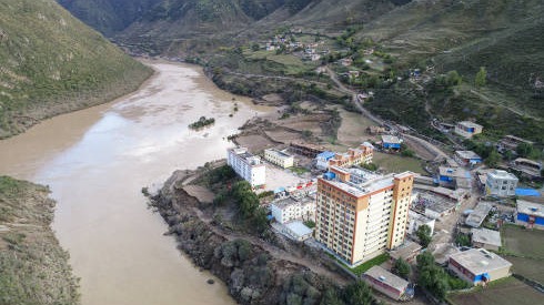 金沙江堰塞湖自泄水流最大洪峰已至云南迪庆境内，6000人紧急转移