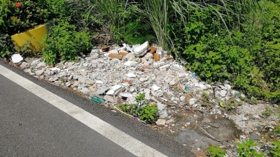 格格不入！蕉岭三圳：整洁村道旁却被人偷倒垃圾