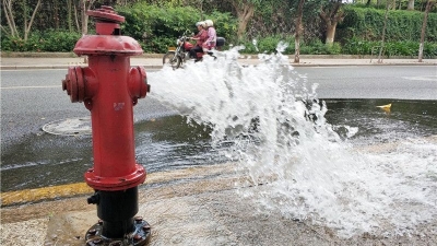 心疼！梅城梅水路一消防栓漏水1小时，原因竟是因为...