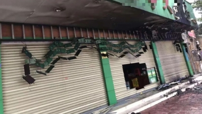 浓烟滚滚，今晨丰顺汤坑湖下一商铺广告牌突然起火...