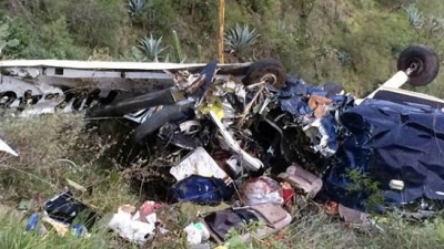 云南一架小型飞机在新疆坠毁2人死亡，民航局介入调查