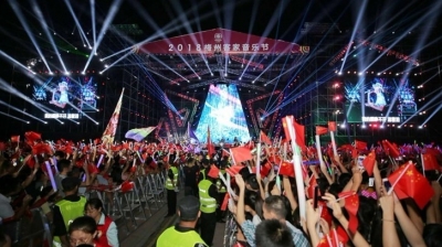 ​音乐节花絮丨万名观众齐挥国旗 志愿者助力音乐节 