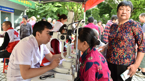 有义诊服务还能看表演！梅江区江南街道的老人们高兴坏了