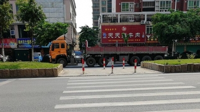 梅城月梅路段增设红绿灯后，人行道反而无法通行，这是为何？