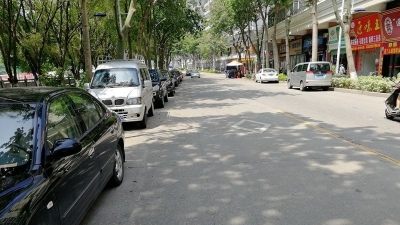蕉城这条路乱象丛生！车辆乱停放，路口还设摊档…