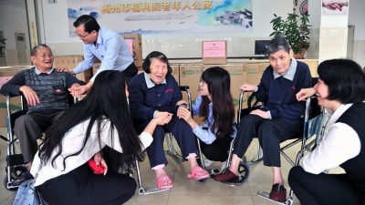 今日重阳，他们走进市福利院为老人们送去温暖…