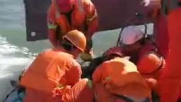 辽宁海域翻沉运砂船上1名船员成功获救