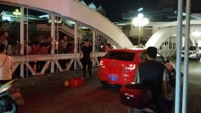 刚刚，梅江桥上发生车祸，现道路受阻，请注意绕行！