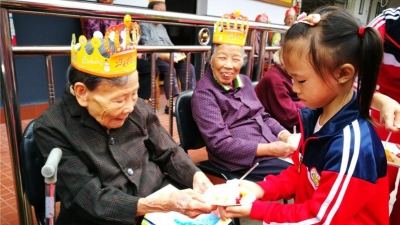 孩子们的重阳节：走进颐养院的温馨一天