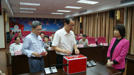 梅江区八届人大常委会第十六次会议召开