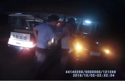 紧急！糊涂老爸把3岁孩子反锁车内 梅江民警果断砸窗救人