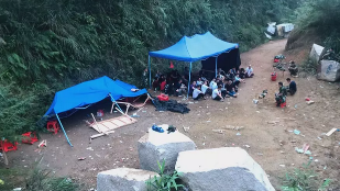 废弃石场变赌场，丰顺警方一锅端抓获51人（附视频）