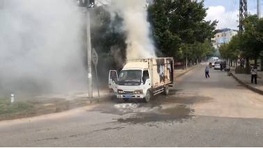 V视频丨吓人！满载纸皮小货车行驶中突然冒烟起火