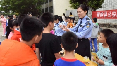让青春不“毒”行！蕉岭公安走进校园开展反诈骗、禁毒宣传活动