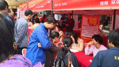 招聘会开进圩镇！梅江区就业扶贫行动日招聘会引千人求职