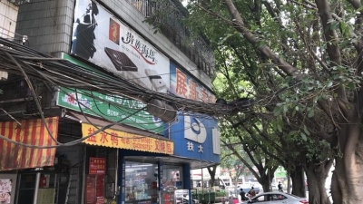 各种线缆拧成一团如同“大蛇哥”！这些空中的“网”何时能“顺溜”？