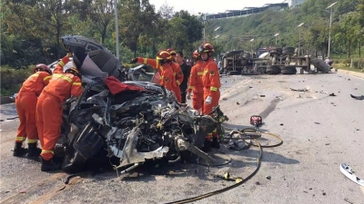 恐怖！梅城东升工业园路段三车相撞，小车撞成“废铁”…