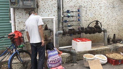 暖心！梅城卖货小贩街头陪女儿读书