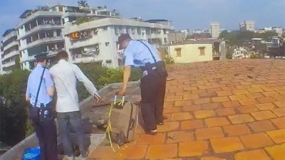 江西男子生活失意，爬梅城高楼欲轻生，被民警10分钟劝下