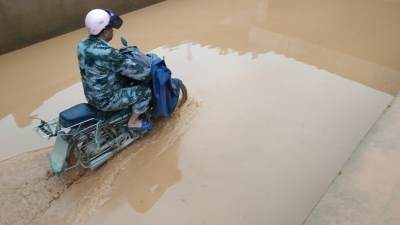 梅县水车镇这条路竟能让车辆做“泥浴”？！丑拒！