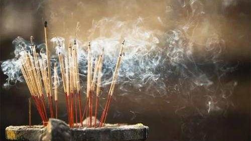 女干部公款捐“香火”拜会方丈指点迷津 家中设佛堂