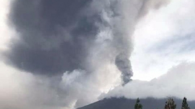 印尼强震后同一岛屿火山又喷发 浓烟高达6千米
