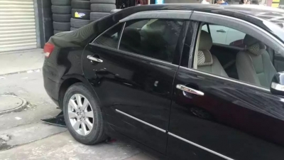 可恶！蕉岭多辆小车停放路边车窗被砸