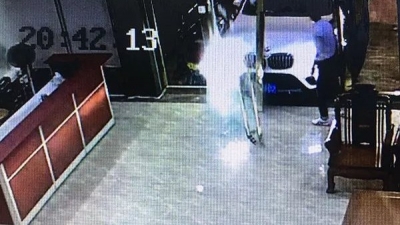 宝马怼大门！这个人酒后这样讨工程款，结果，被拘了