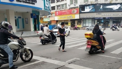 小哥，岂可拿生命发传单！