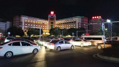 刚刚，梅城友谊宾馆附近红绿灯停电失效，车堵了一路！