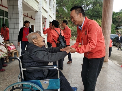 献爱心 暖人心！梅县区志愿者到程江敬老院开展暖冬行动