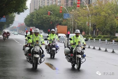 安全感爆棚！梅县这支公安铁骑队帅到我了~