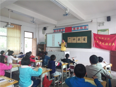 到人民中去！梅州红色文艺轻骑兵走进丰顺八乡山镇