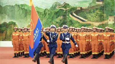 习近平向国家综合性消防救援队伍授旗并致训词