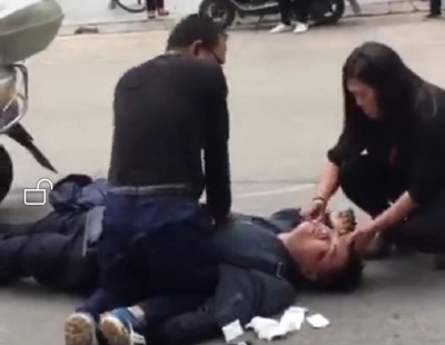 V视频丨全城寻人！他们在梅城街头跪地救人4分钟视频，太暖了！