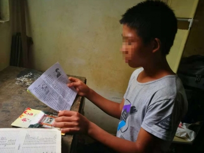 终于可以上学了！五华“年龄太小”辍学少年领到新户口本