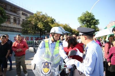 急！“大头虾”考生赴考却遇上“梅马”封路 幸好有他们...